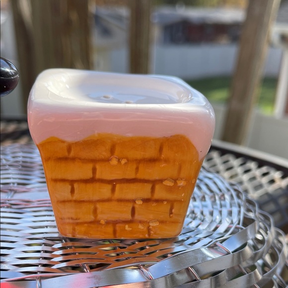 Santa Claus going down the chimney salt & pepper shakers - Picture 4 of 7